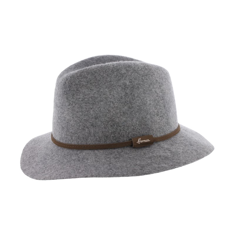 Chapeau petit bord droit en feutre uni avec fine ceinture en faux cuir