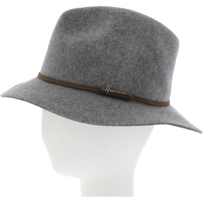 Large brim hat, with thin hatband