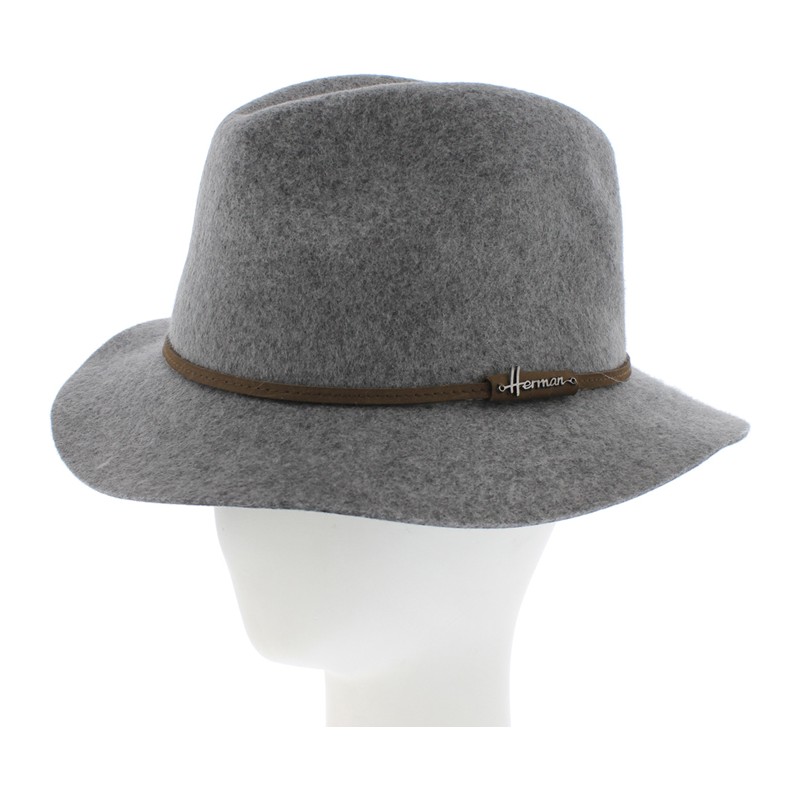 Large brim hat, with thin hatband