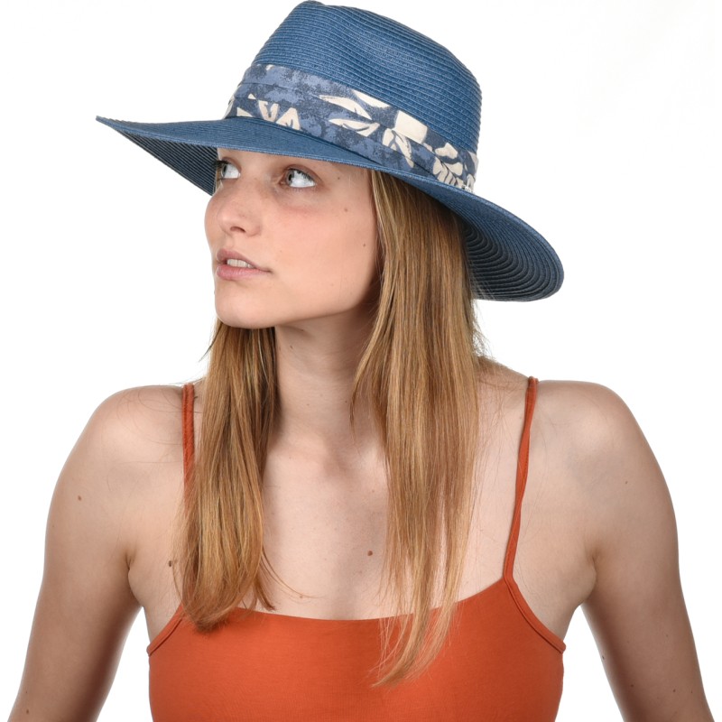 Chapeau grand bord en paille papier cousue bandeau plissé et cordon de