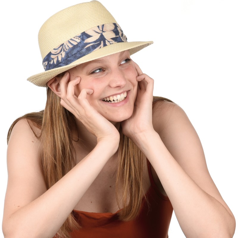 Small brim hat, raised at the back, in paper braid, pleated hatband an