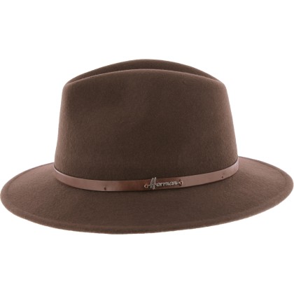 Chapeau grand bord adulte avec une fine ceinture en cuir