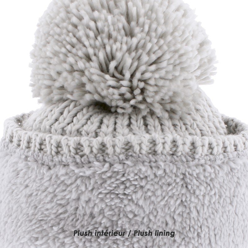 Plain hat knitted with 80% recycled plastic thread, with thread pompom