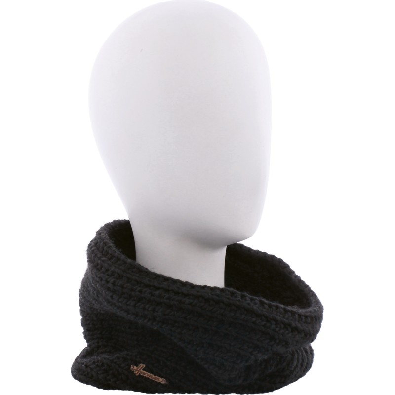 neckband knitted with 80% recycled plastic thread. Lined in ultra soft