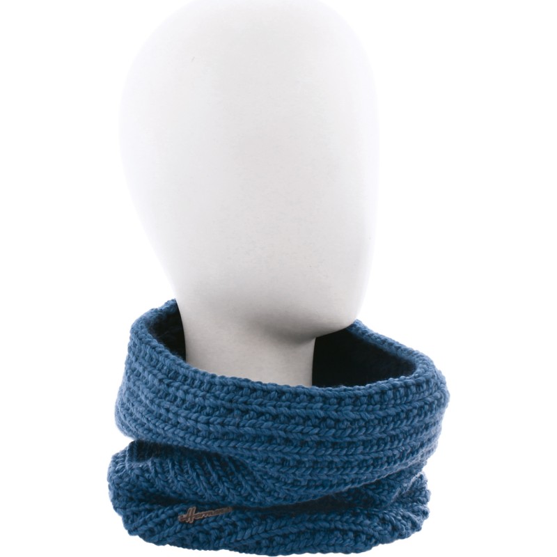 neckband knitted with 80% recycled plastic thread. Lined in ultra soft