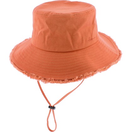 Plain color bucket hat, with chinstrap and frayed hem. With  sun prote