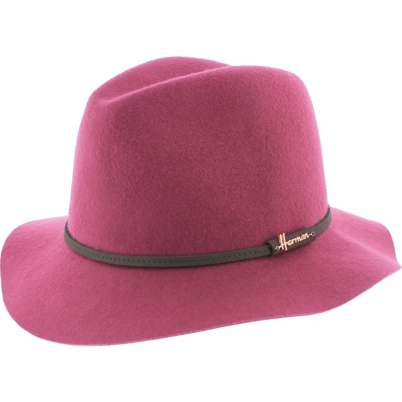 Chapeau petit bord droit en feutre uni avec fine ceinture en faux cuir