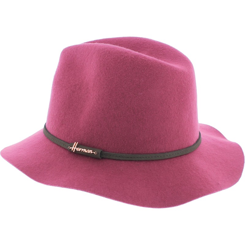 Chapeau petit bord droit en feutre uni avec fine ceinture en faux cuir