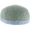 Casquette plate bicolore.