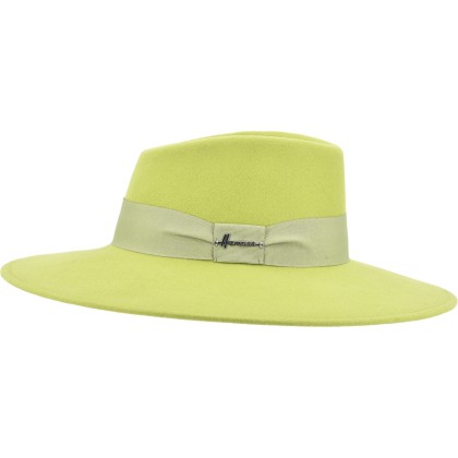 Hat with large cut brim sewn in plain wool felt.