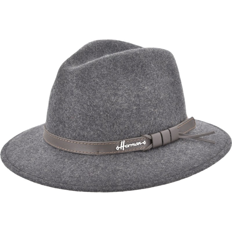 Large-brimmed hat in plain wool felt with leather belt.