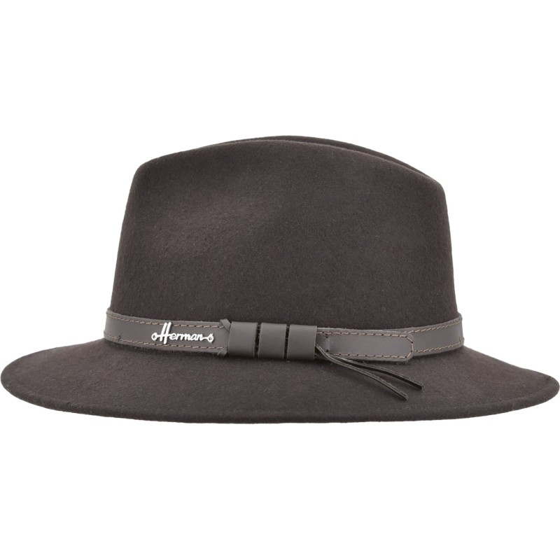 Large-brimmed hat in plain wool felt with leather belt.