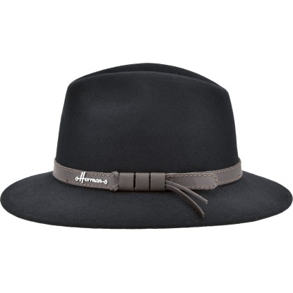 Large-brimmed hat in plain wool felt with leather belt.