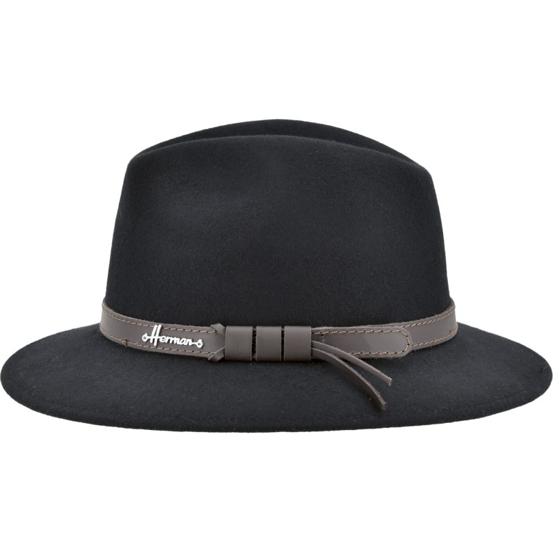 Large-brimmed hat in plain wool felt with leather belt.