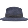 Large-brimmed hat in plain wool felt with plain grosgrain.