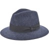 Large-brimmed hat in plain wool felt with plain grosgrain.