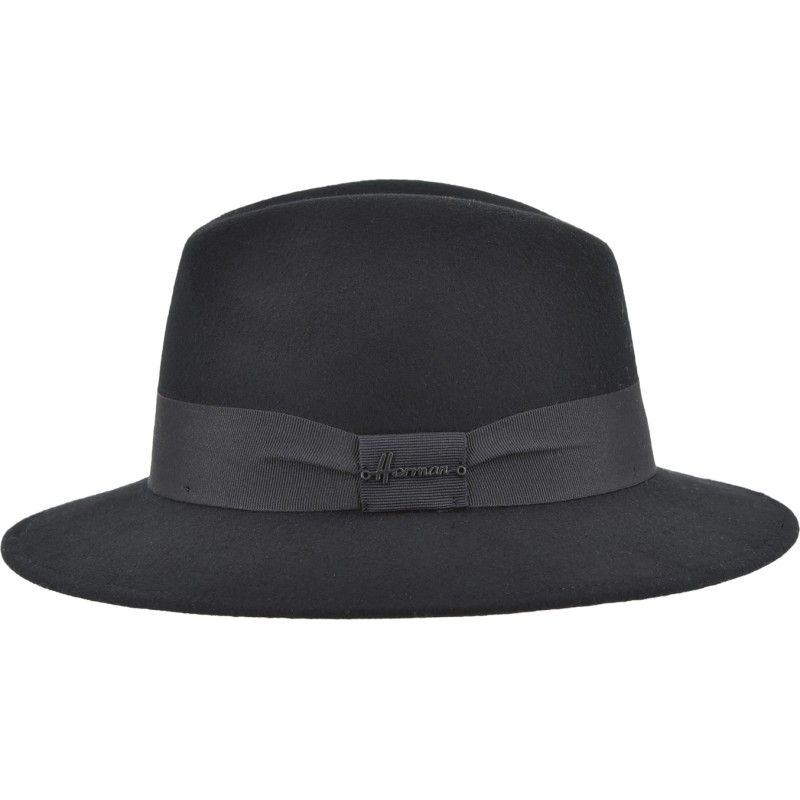 Large-brimmed hat in plain wool felt with plain grosgrain.