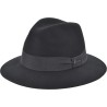 Large-brimmed hat in plain wool felt with plain grosgrain.