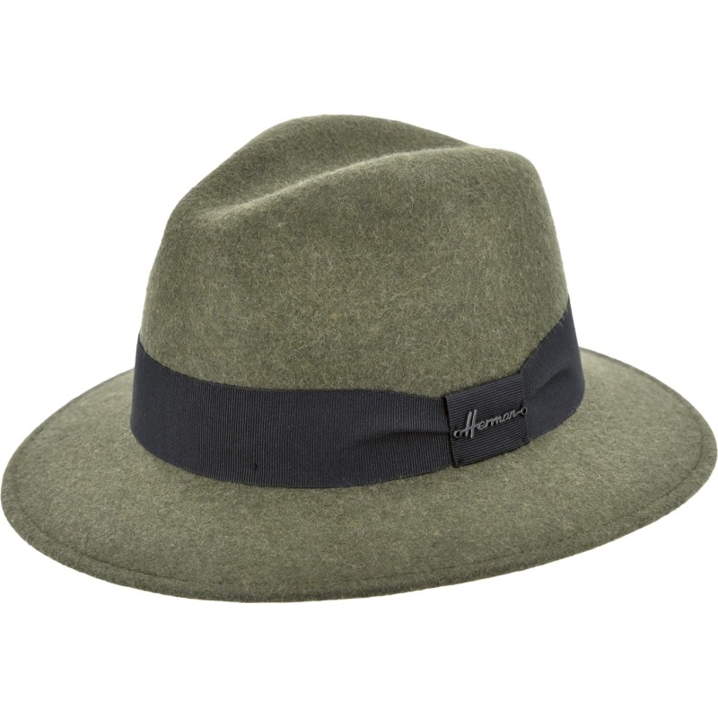 Large-brimmed hat in plain wool felt with plain grosgrain.