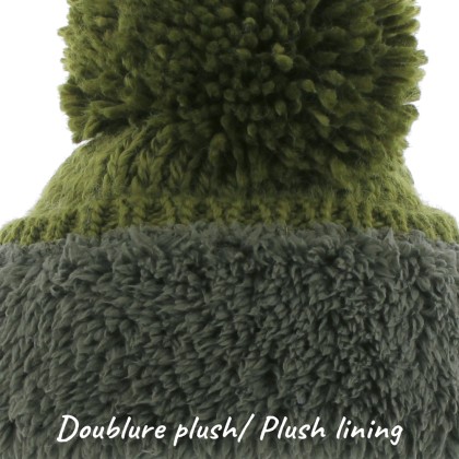 Plain hat knitted with 80% recycled plastic thread, with thread pompom