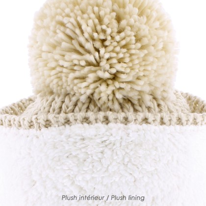 Plain hat knitted with 80% recycled plastic thread, with thread pompom