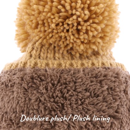 Plain hat knitted with 80% recycled plastic thread, with thread pompom