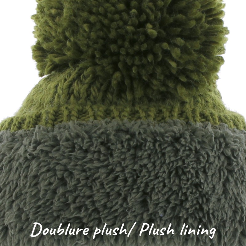 Plain adult hat knitted with 80% recycled plastic thread, with thread